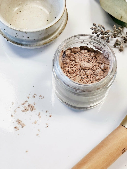 Cosmetolux Organic Finishing Powder Setting with a translucent, silky face powder for a natural matte finish and long-lasting makeup.